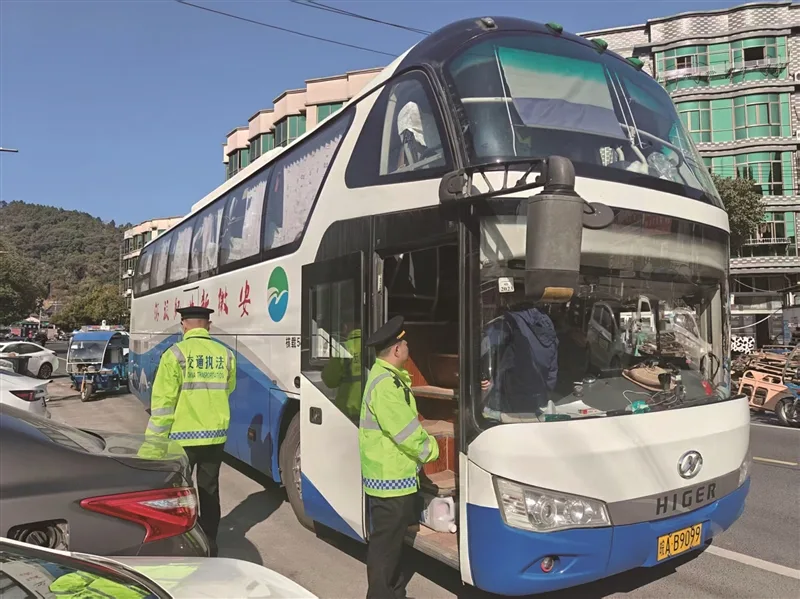 “矩阵护航2026”春运专项执法行动启动 记者跟随交运行政执法队突击检查