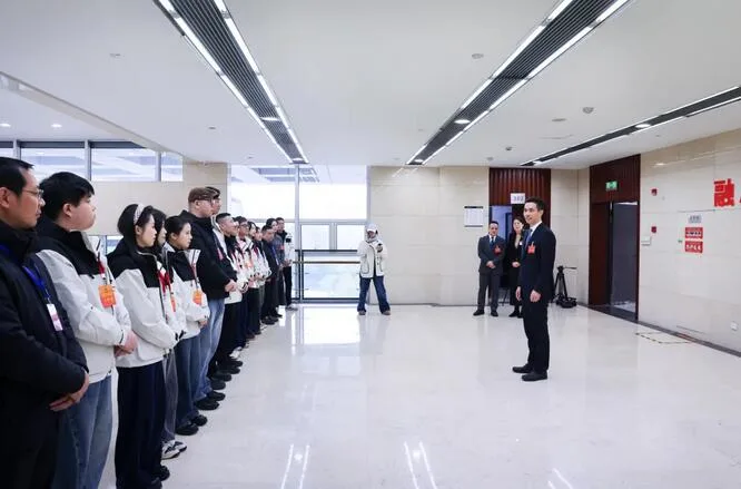 苍南县委书记张本锋看望慰问参加县两会报道新闻工作者