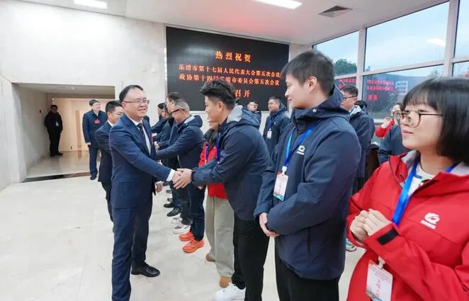 乐清市领导看望慰问参加市两会报道新闻工作者