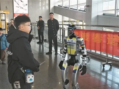 交警智能机器人亮相
