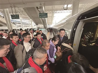 爱心包车温暖启程 温州铁路春运客流预计明天将迎节前最高峰