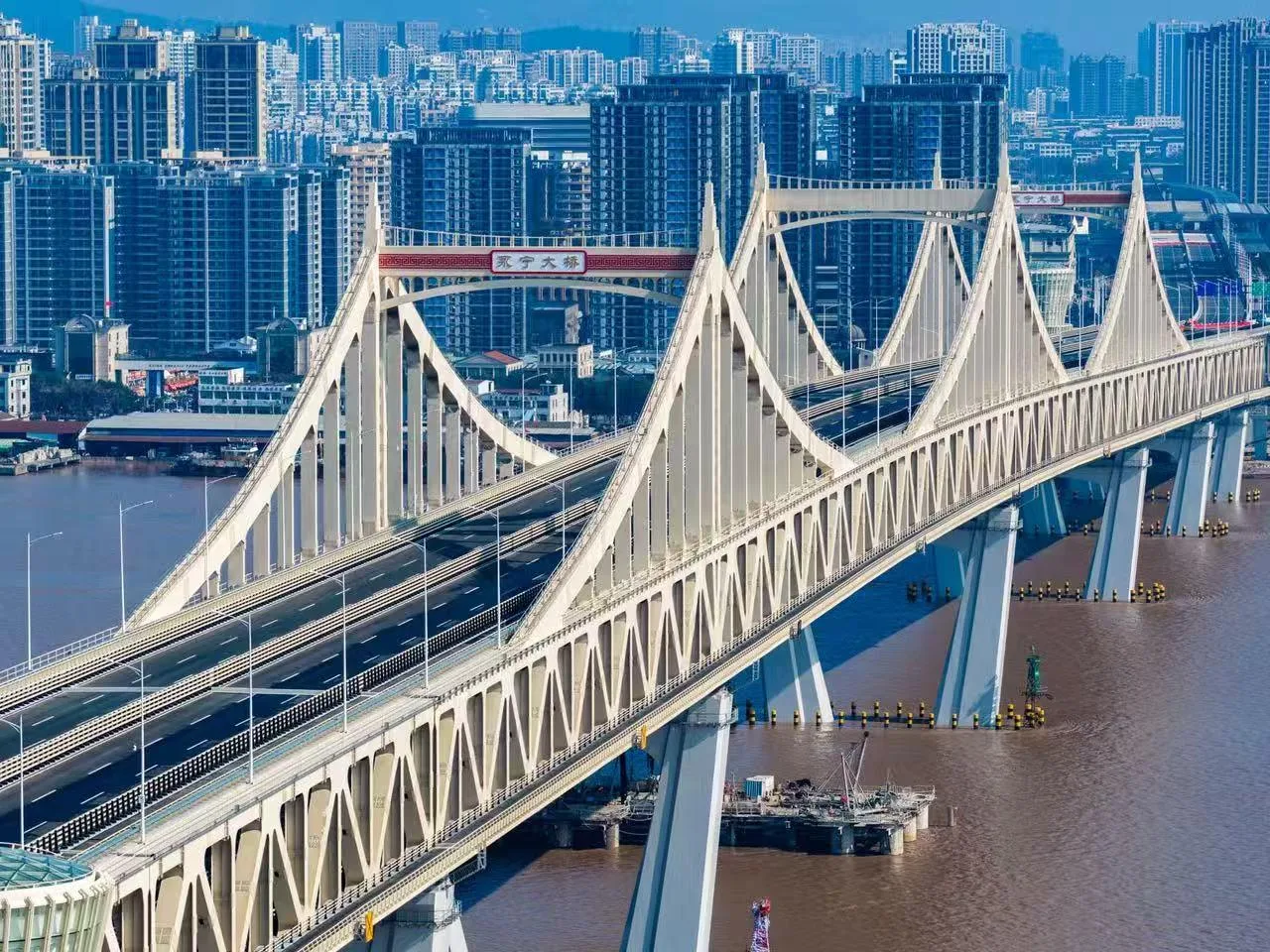 “人车轨”同跨飞云江 浙江首座三桥合一双层特大桥永宁大桥通车