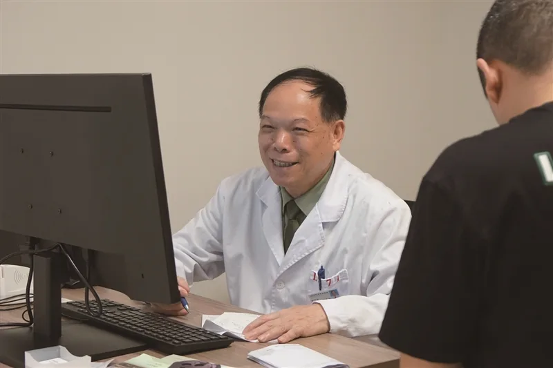 周岳进：“50后”老军医成长记