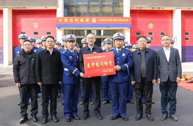 平阳县四套班子领导慰问一线工作者