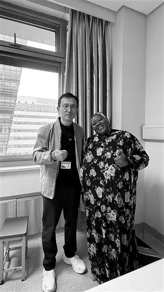 年底华侨和外籍友人抵温体检热