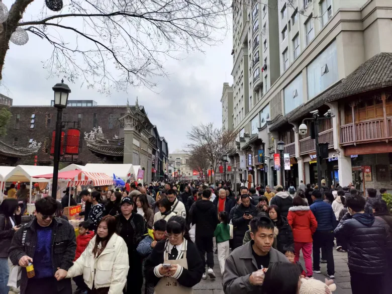 年初一街头即景：烟火里的团圆与坚守