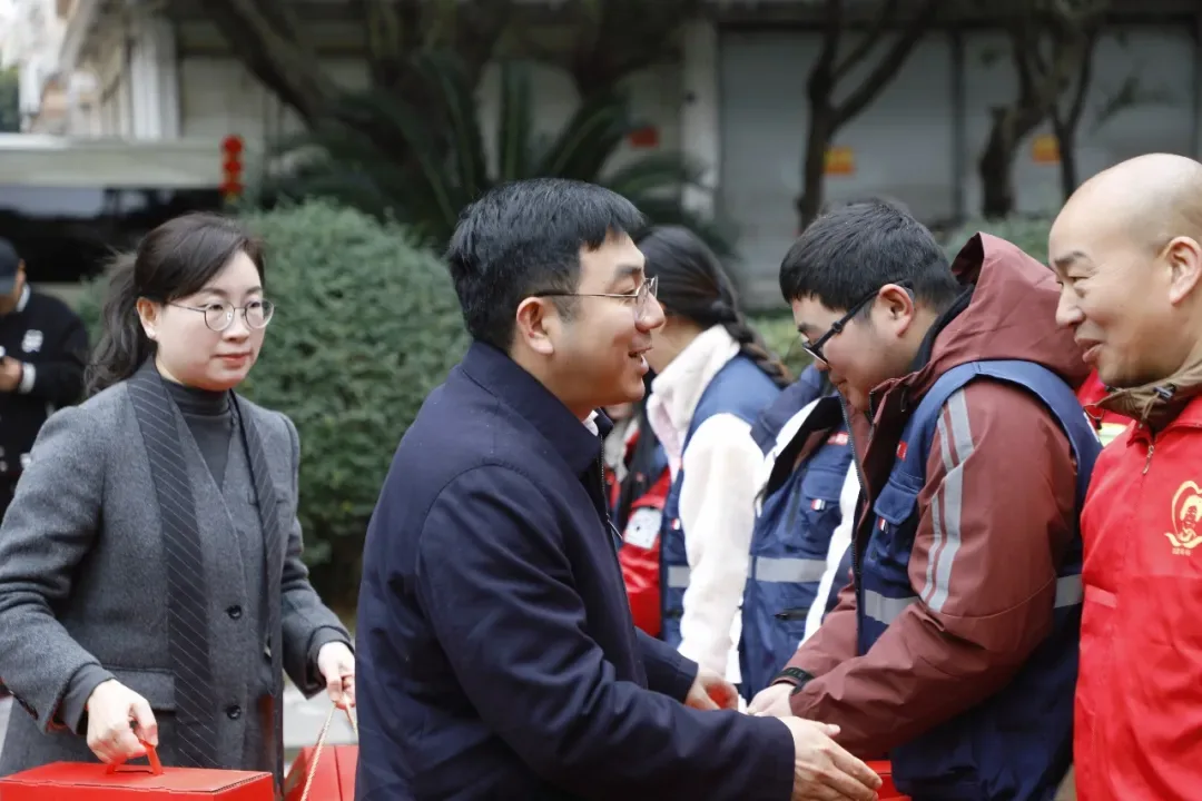 洞头区委书记郭云强开展春节“两重不停”和一线职工慰问