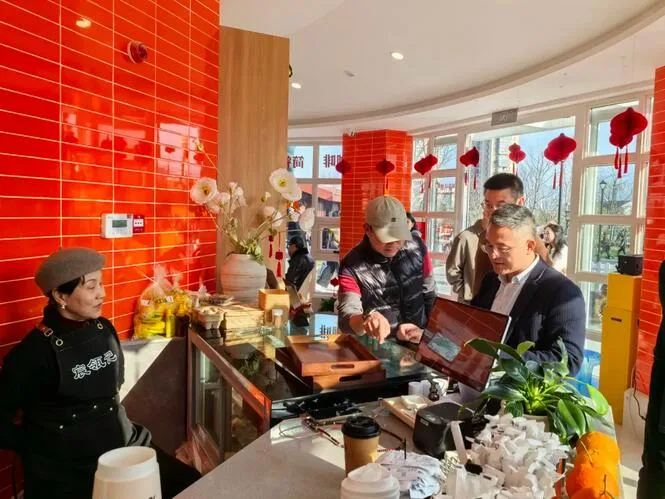 瓯海区委书记刘云峰调研春节期间促消费工作
