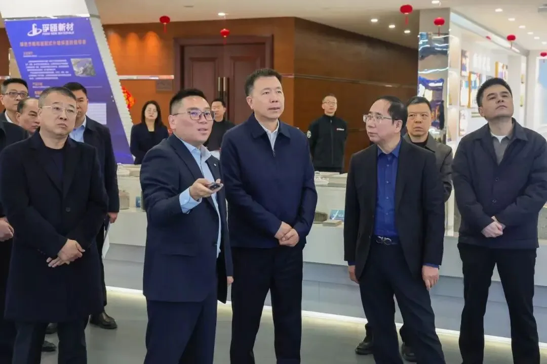 张振丰调研春节期间“两重不停”和促消费工作，看望慰问一线工作人员