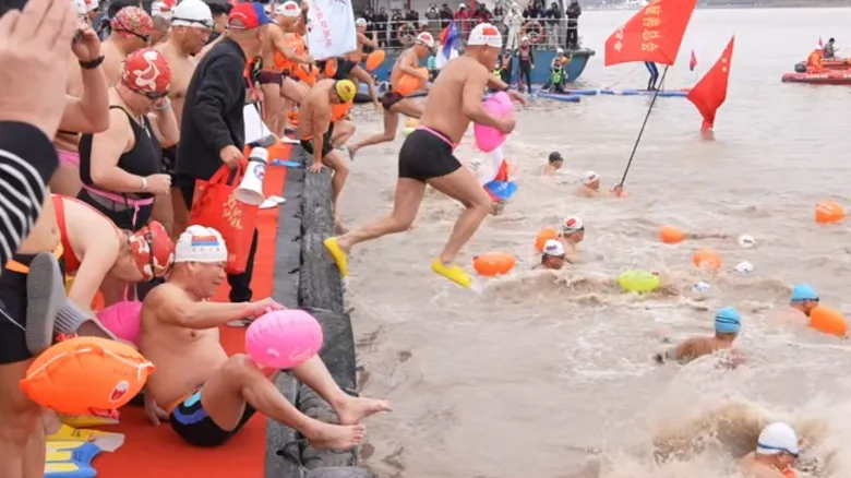 249条“飞鱼”闹新春，瓯江横渡44年从未缺席