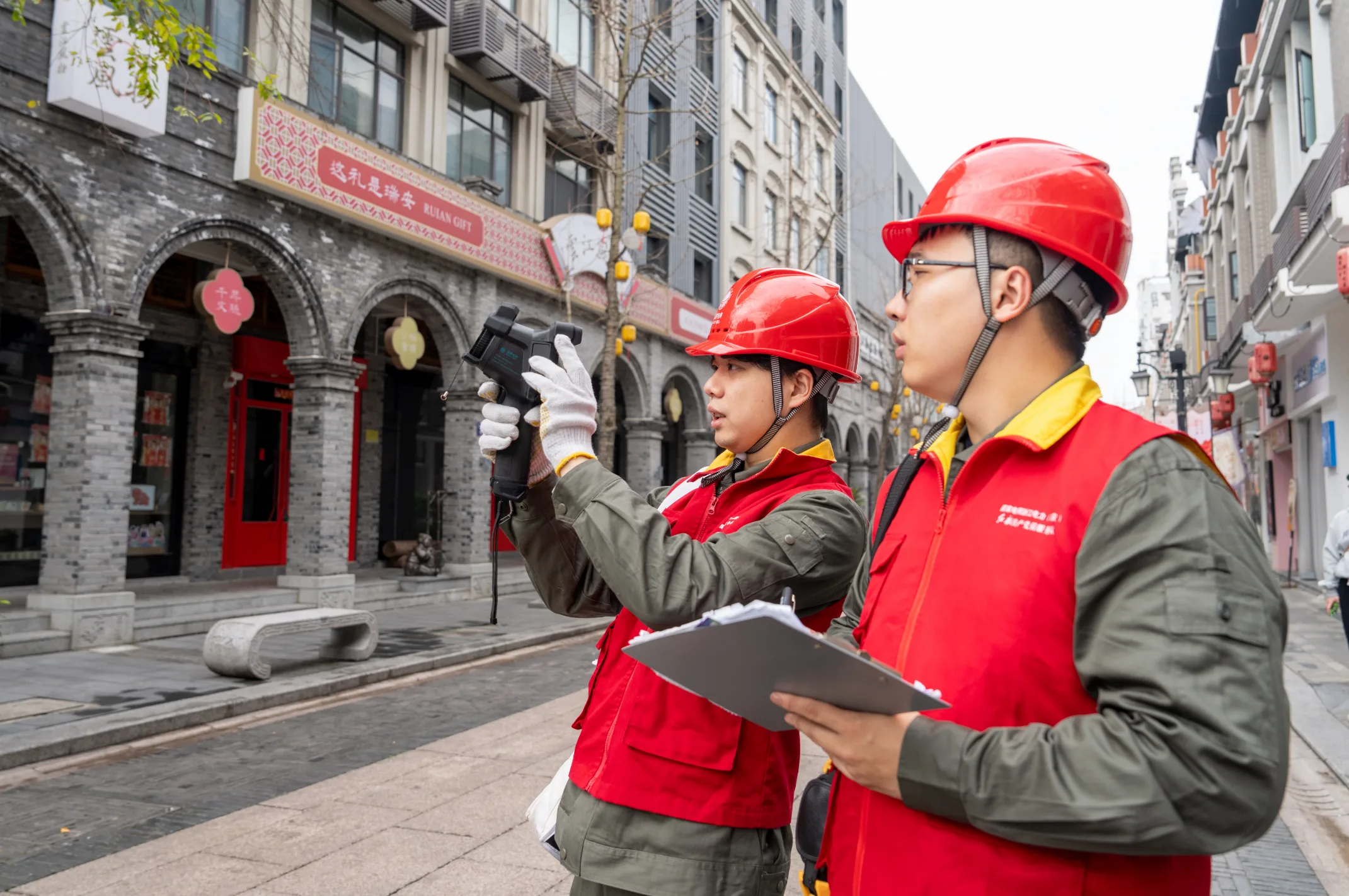 “让更多人家里亮堂堂地过年，心里是暖的”——“00后”电力工人穿梭街巷守护“光明”