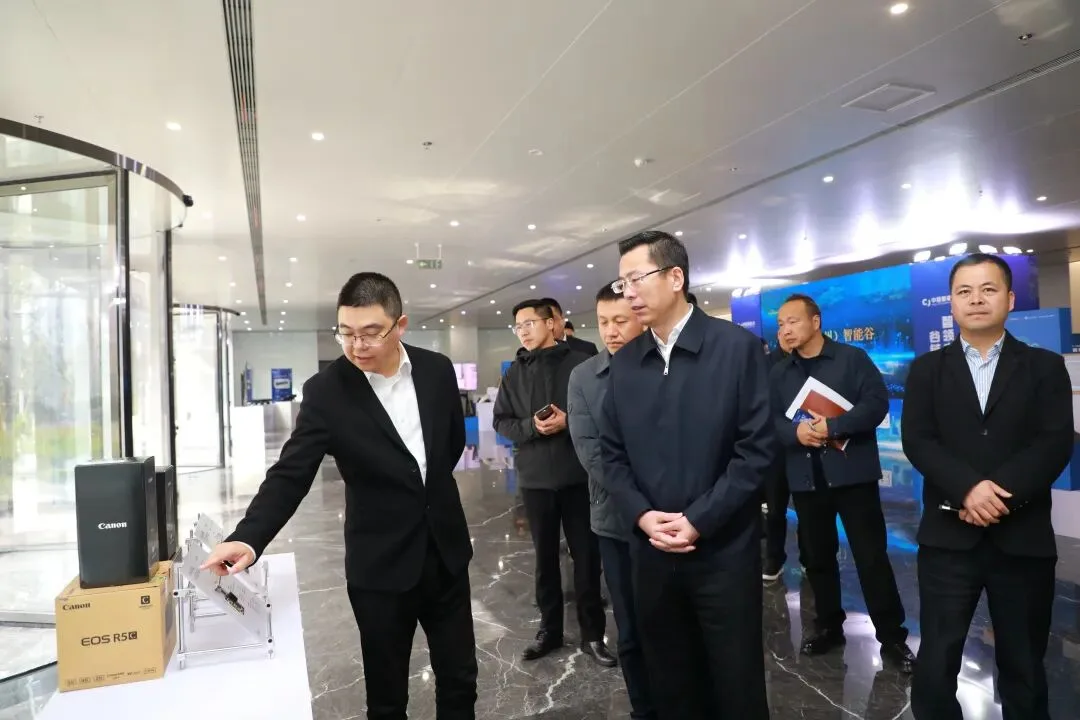 鹿城区委书记张崇波调研智能谷孵化器建设工作