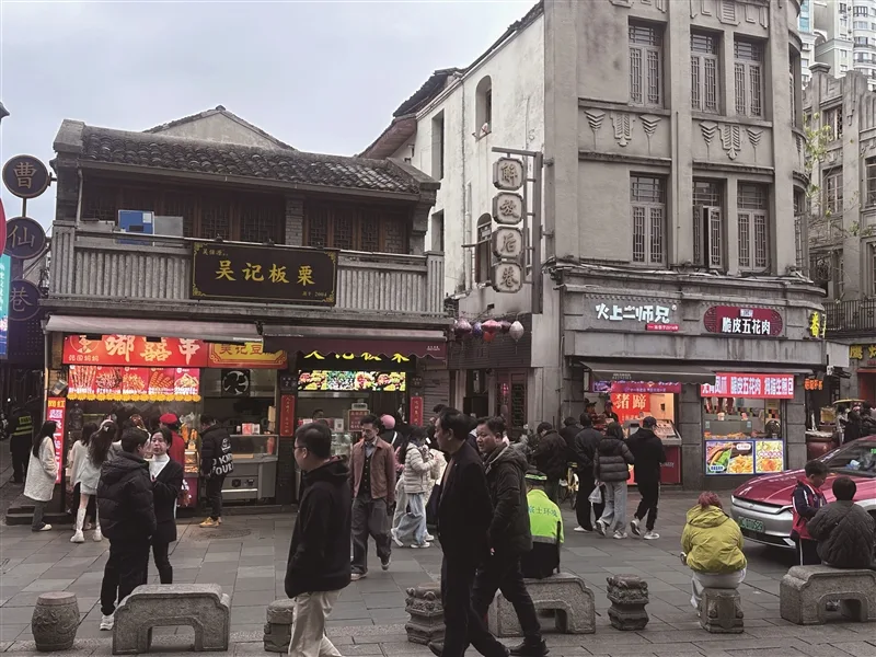 从“逛穿”到“逛吃”，消费场景正在迭代...面对市场选择，“女人街”怎么引导提升