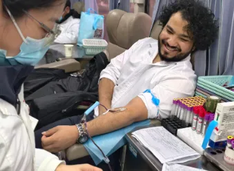 中外学子齐挽袖传递“生命礼物” 跨越国界的“热血”担当