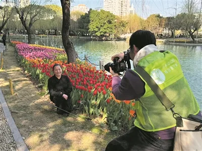 从幕后走到花前，他们笑得比花还好看