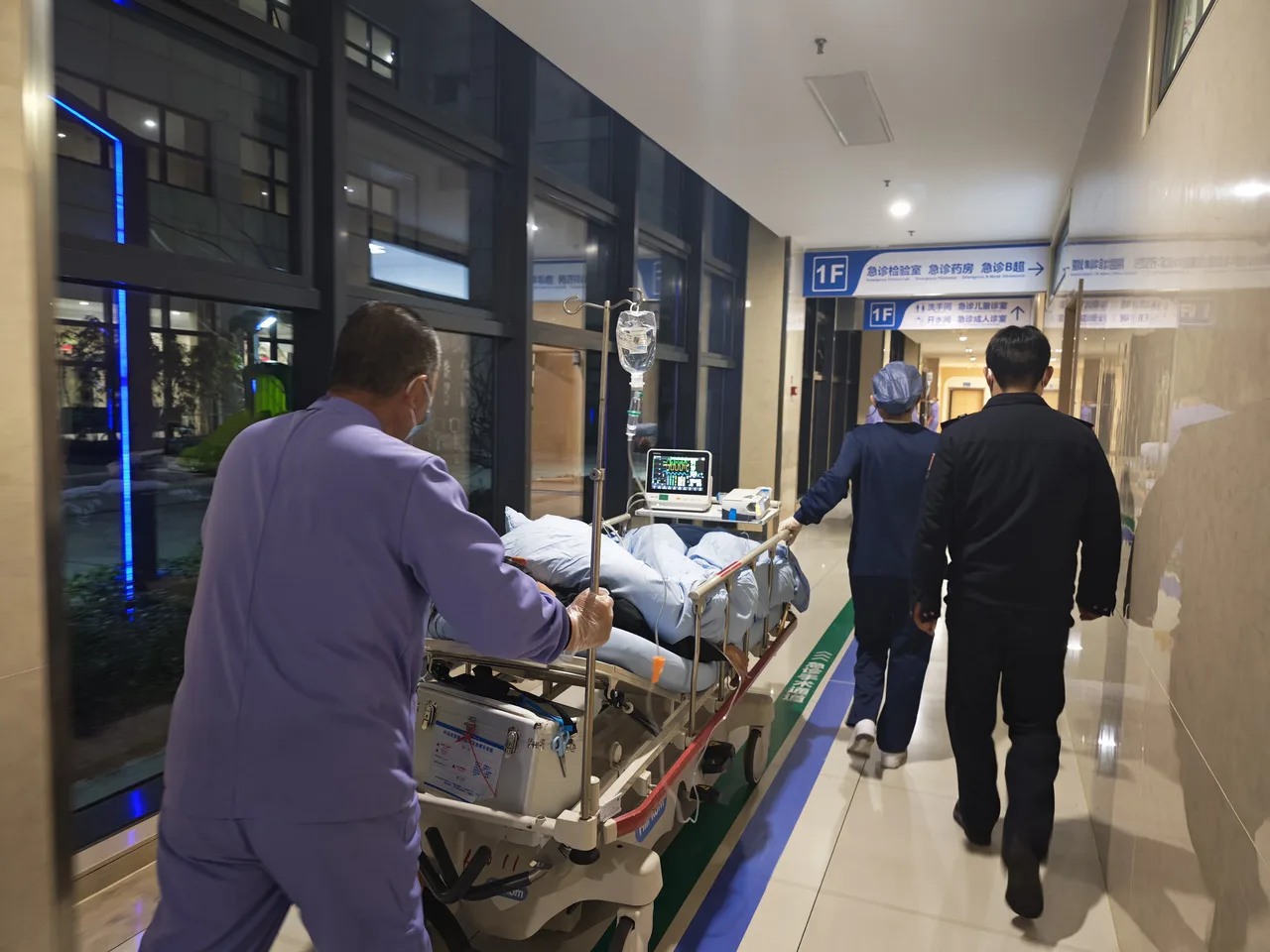 外籍船员突发疾病 温州机场边检站紧急协助其入境就医