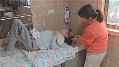 SMA患者包珍妮姐弟获免费上门护理 长护险托起“一户多残”家庭的希望