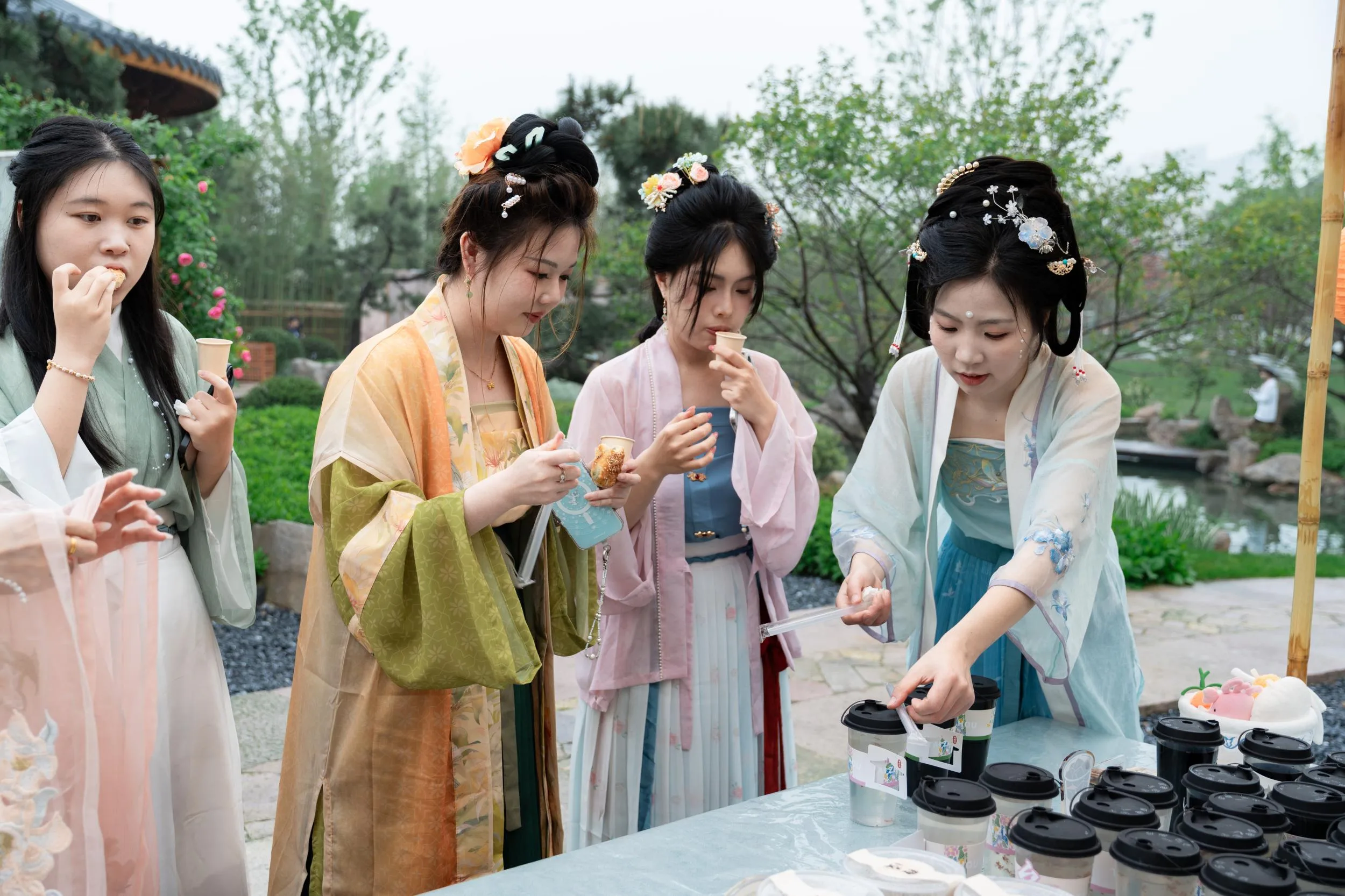 台州园游客排起长队争睹“宋服之冠”