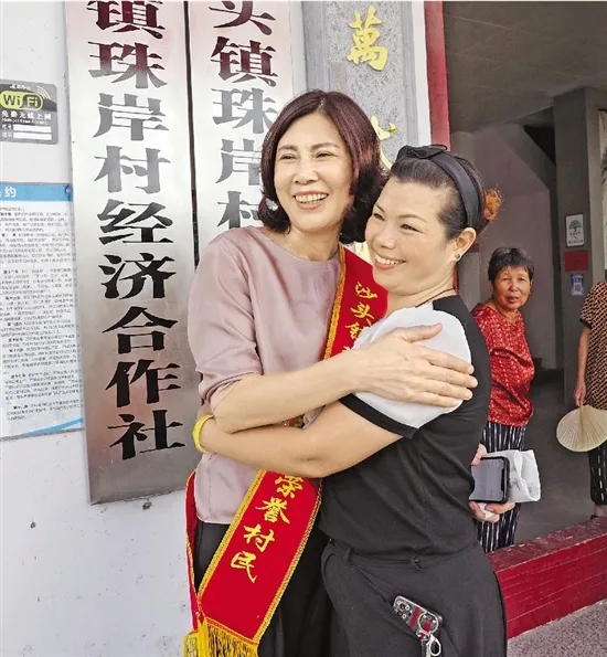 曾推动村庄蝶变被授予“终身荣誉村民”，如今她又让一个问题社区蜕变