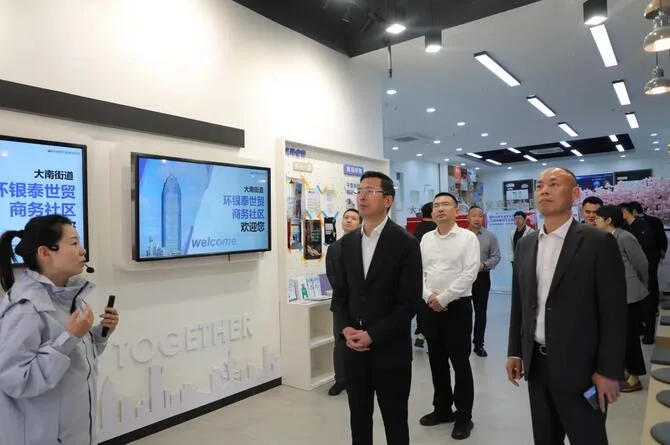 鹿城区委书记张崇波调研商务社区建设和提振消费工作