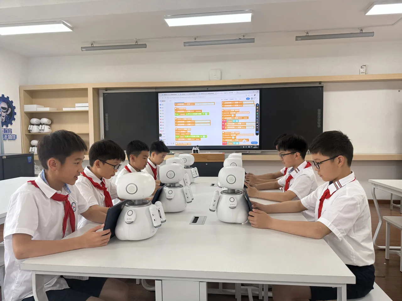 现在的小学生已经这样上课了！AI朗读纠音、机器人共创……温州课堂大变样