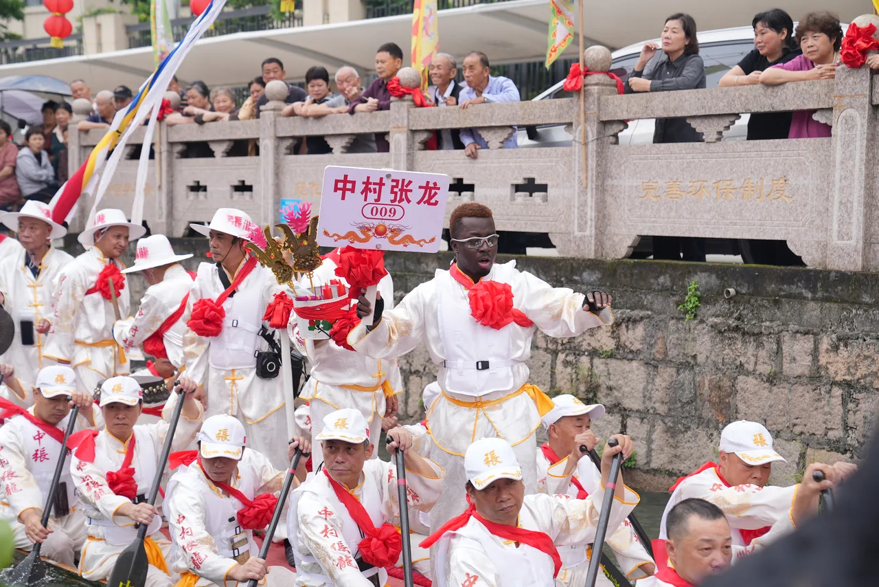 村里来了“国际划手”！加纳小伙连续三年赴约瑞安龙舟
