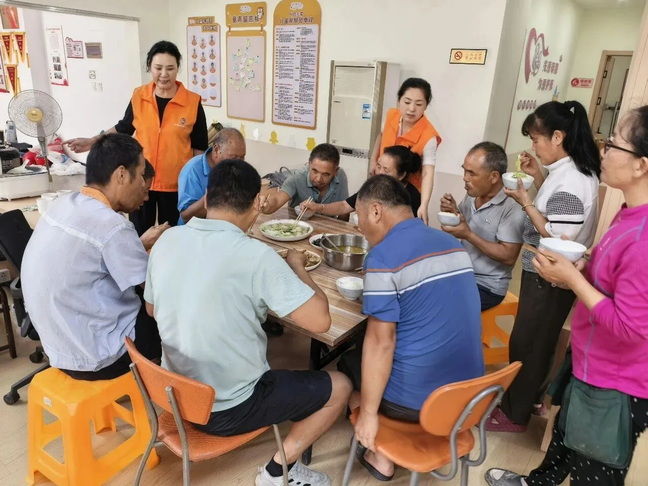 台风天里的“家门口的家” 乐清、泰顺这些安置点里满是烟火气与暖心关怀