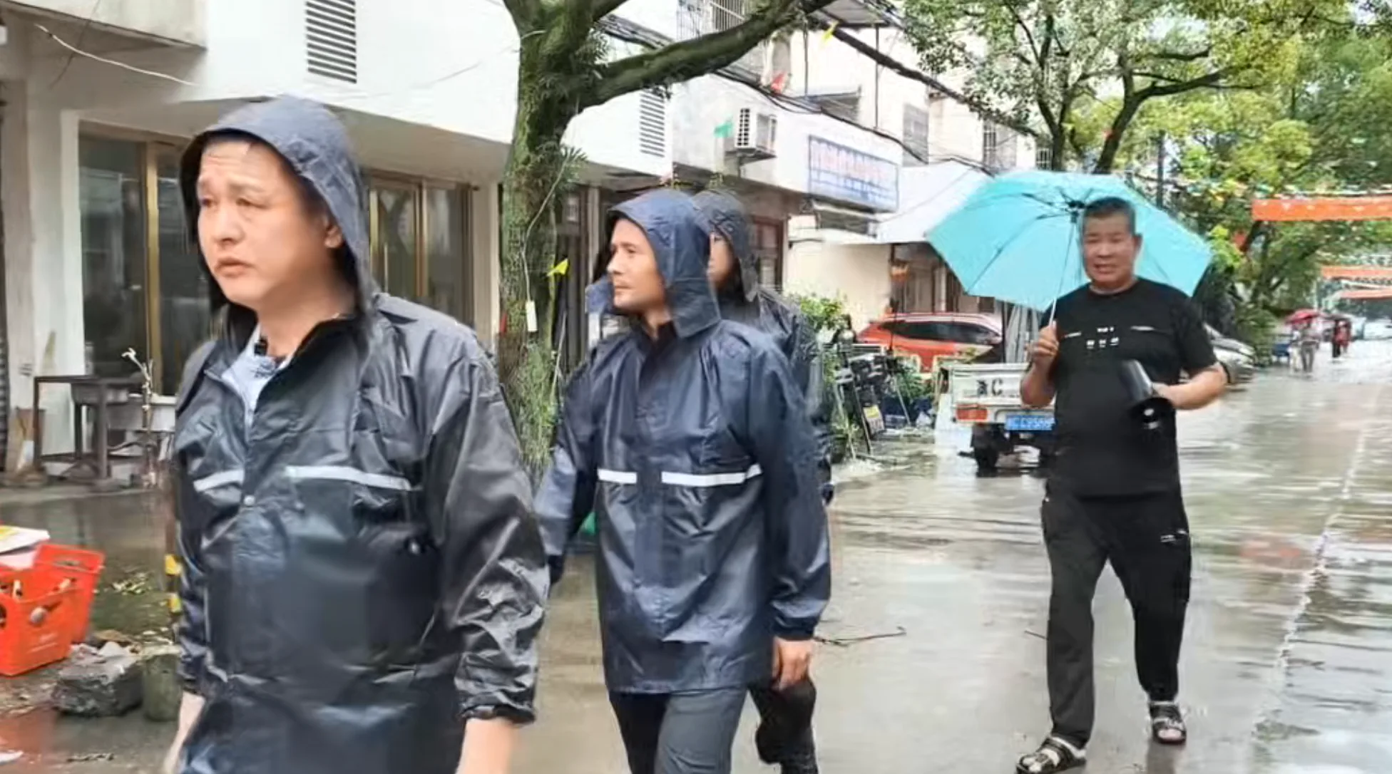 永嘉李观村：风雨中，街巷静下来，防线筑起来