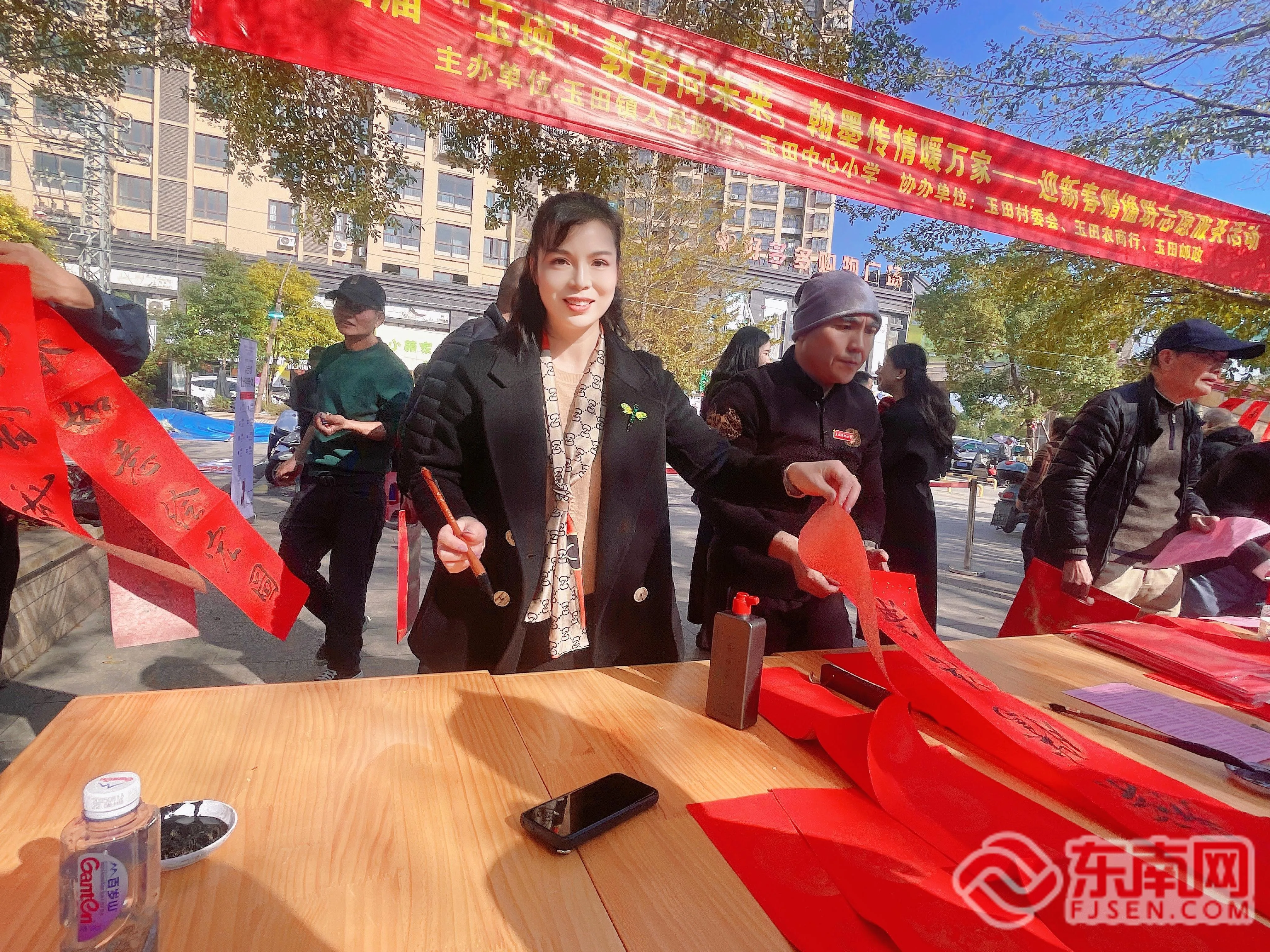 新春走基层丨迎新春赠楹联，翰墨传情暖万家