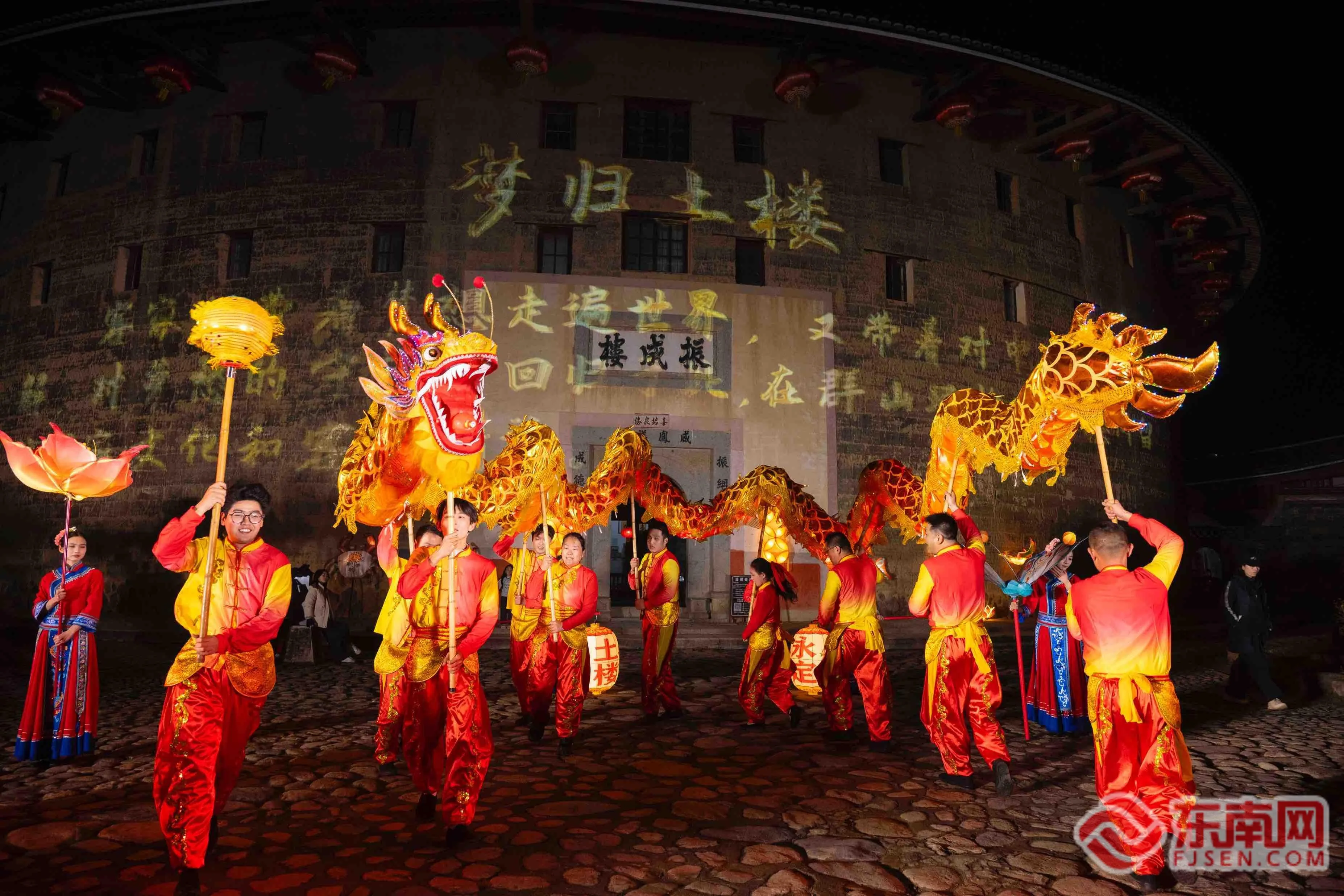 新春走基层｜永定土楼看百戏赏千灯 走古事喜迎客