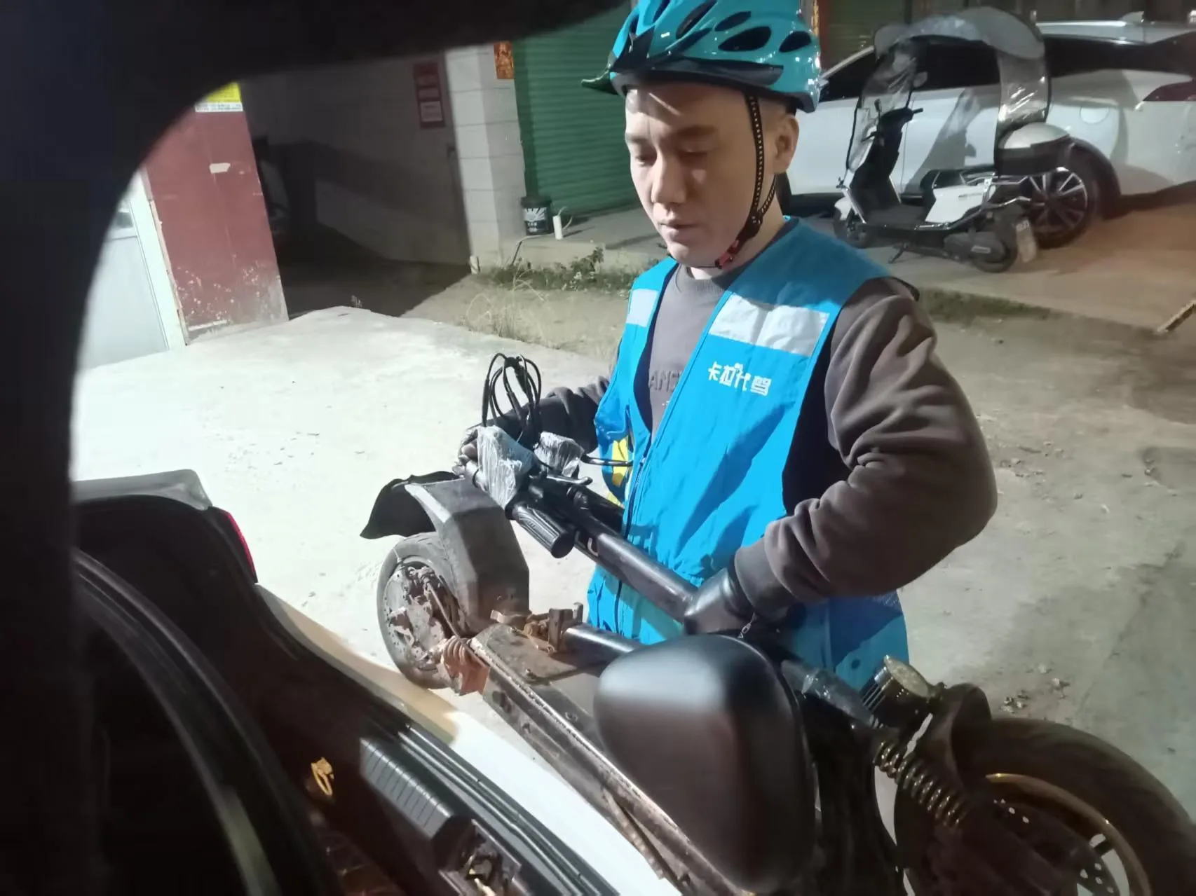 新春走基层 | 奔跑在乡村路上的“代驾小哥”