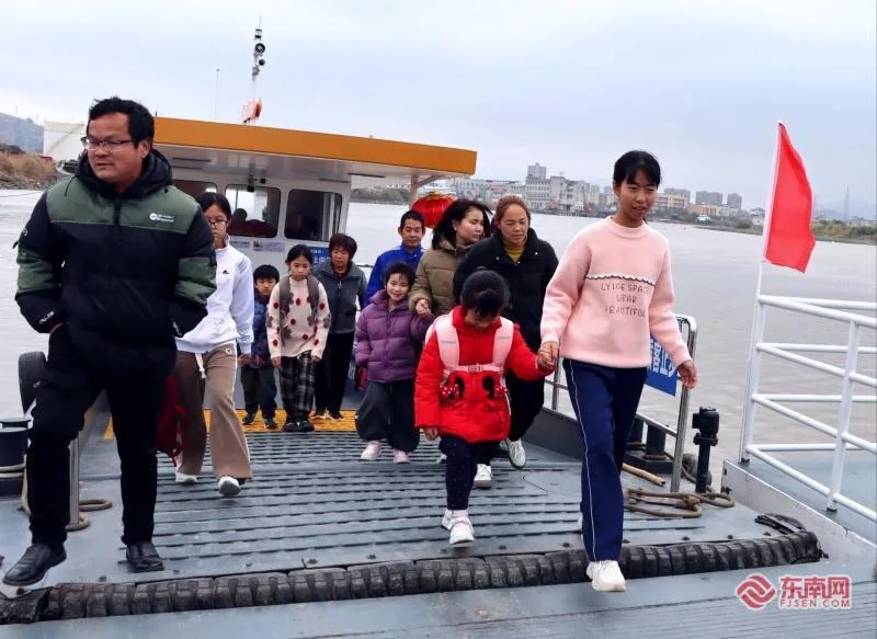 开学首日 这群乘船上学的孩子们收到了“开学福袋”