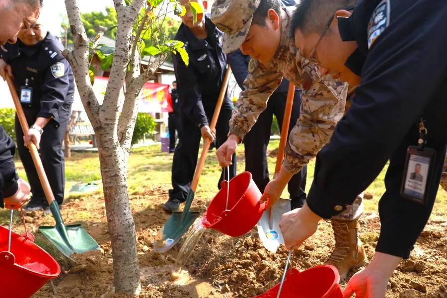 新绿映“警”色 八闽同心筑家园