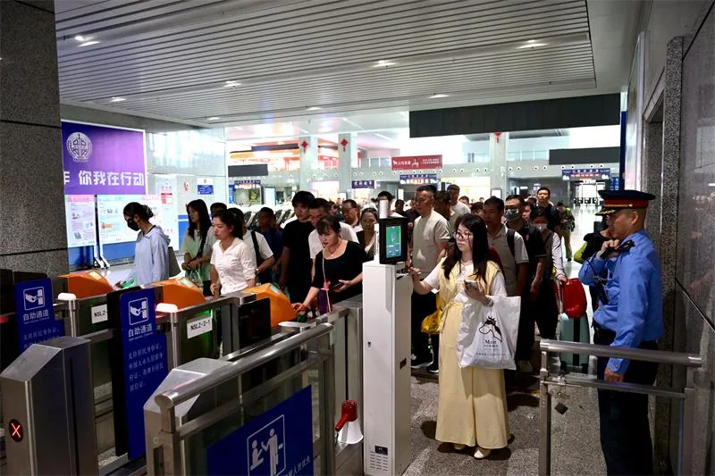 五一假期南铁加开611列旅客列车保障旅客出行