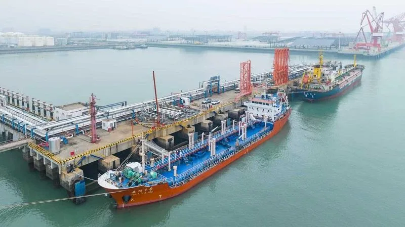 福州江阴港区首次装卸液硫船舶