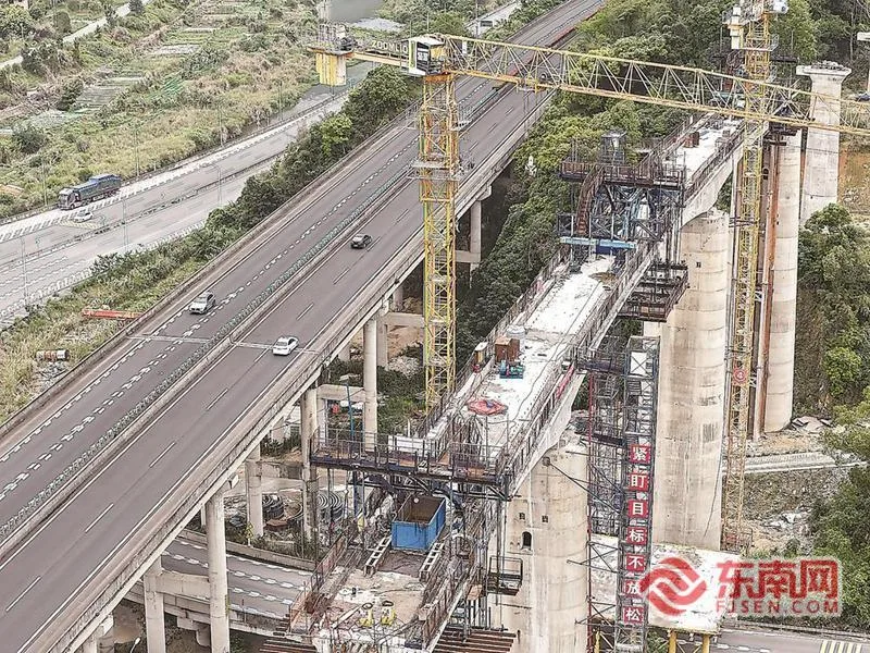 福州港口后方铁路全线首联连续梁边跨顺利合龙 民生