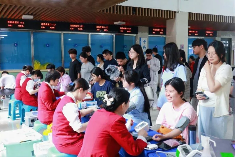 十四载爱心坚守 福建高校把“大思政课”搬进献血车