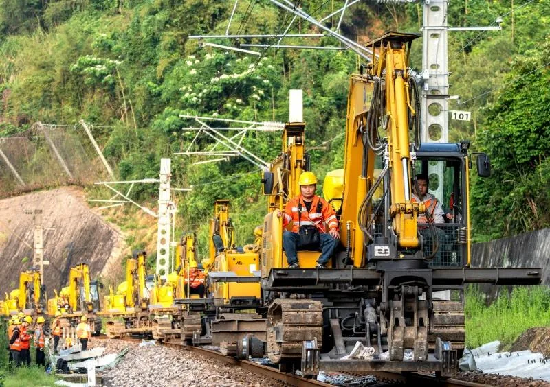 鹰厦铁路换枕施工忙 全力护航“五一”安全畅通