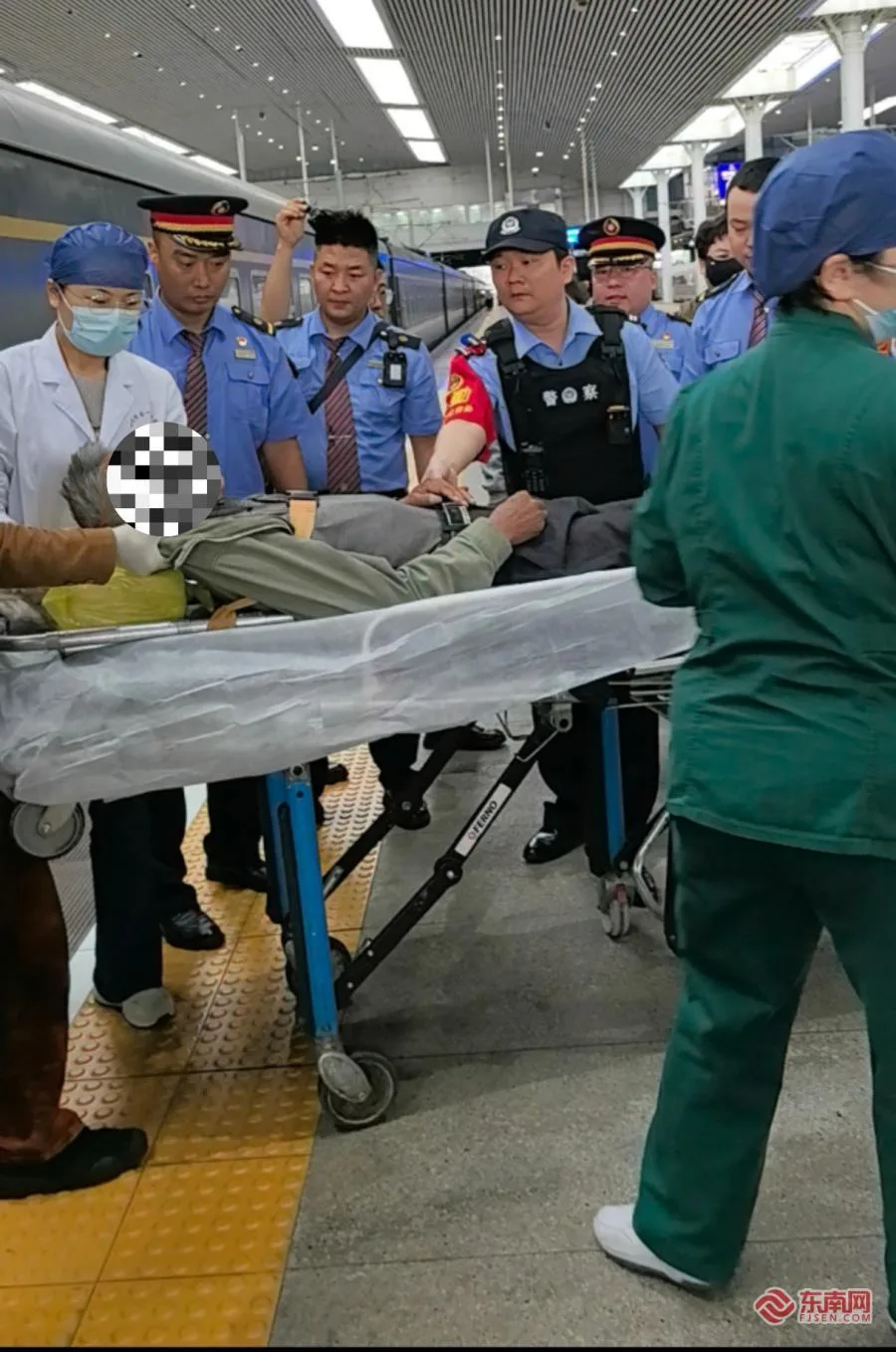 旅客列车突发急病 福州民警上演生命接力