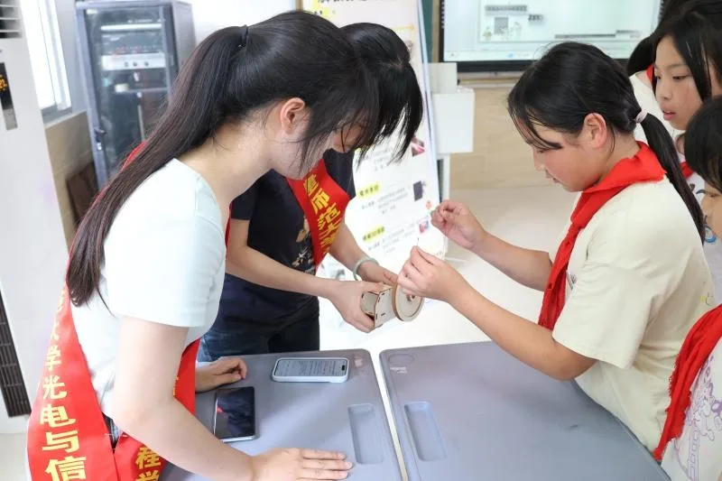 这场志愿服务 点亮山区少年科学梦