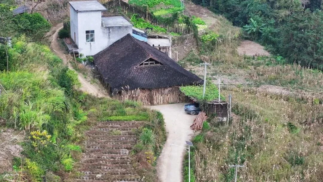 文秀花开处，铁路进山来