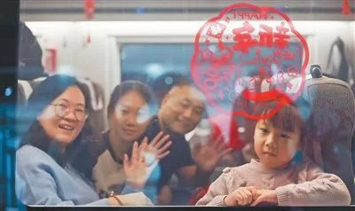 春运首日四组镜头，定格出行路上温暖瞬间