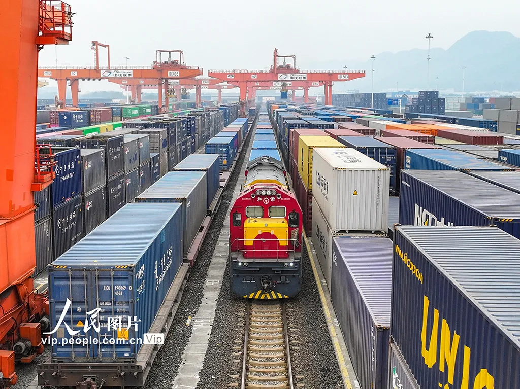 2026年首趟西部陆海新通道年货班列抵达重庆