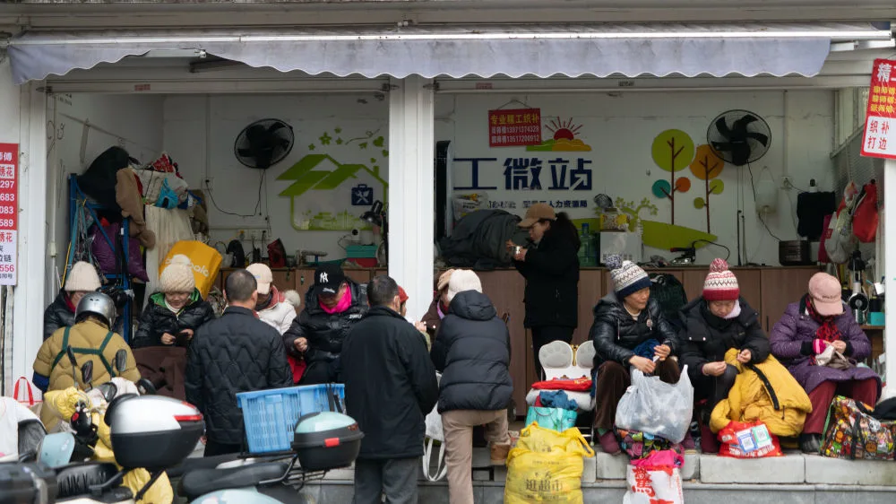 新春走基层｜武汉“零工微站”：缝补时光，织就温暖