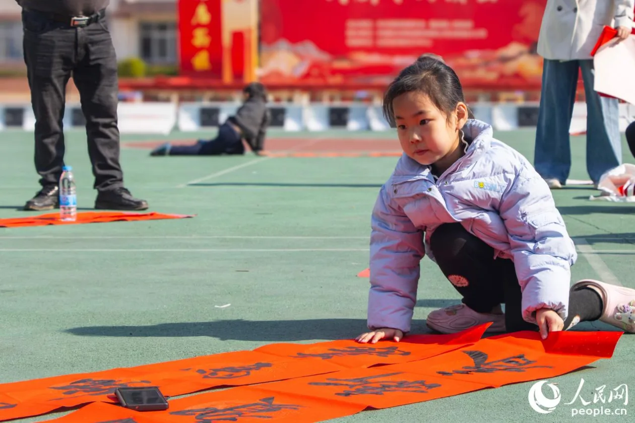 新春走基层丨乡村操场晒新“福”