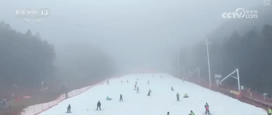 “冷”冰雪热力四射 南方冰雪旅游从基础体验向专业运动升级