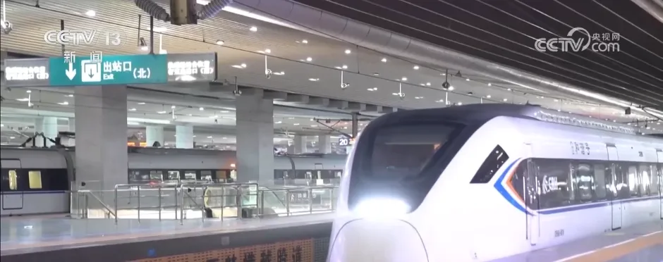 多地加开“夕发朝至”高铁缓解运输压力 精细化服务让春运之路暖意融融