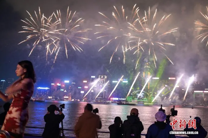 （新春见闻）更祝香港风日好 烟花满眼踏新年