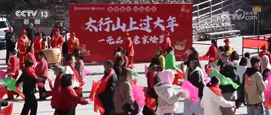 拓印、剪纸、糖画“圈粉”外籍游客 沉浸式感受传统文化体验喜庆中国年