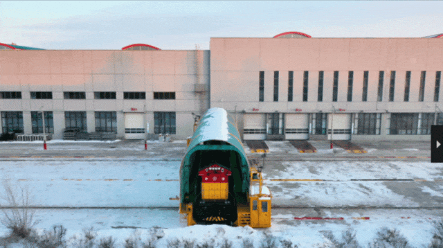 你没看错！这里的火车能“横着跑”